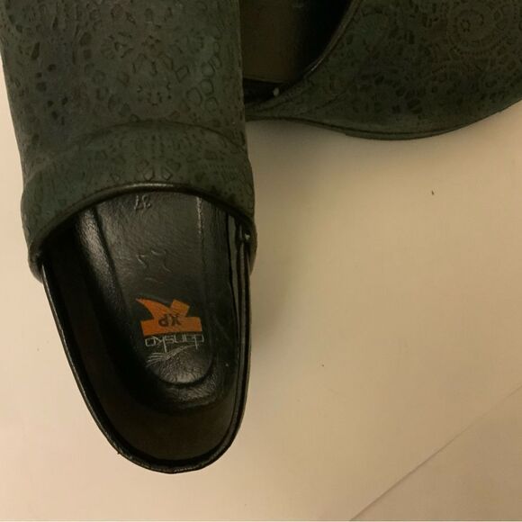 Dansko Women's Size 37 Blue tooled Leather Clogs Nursing Shoes - Picture 8 of 9
